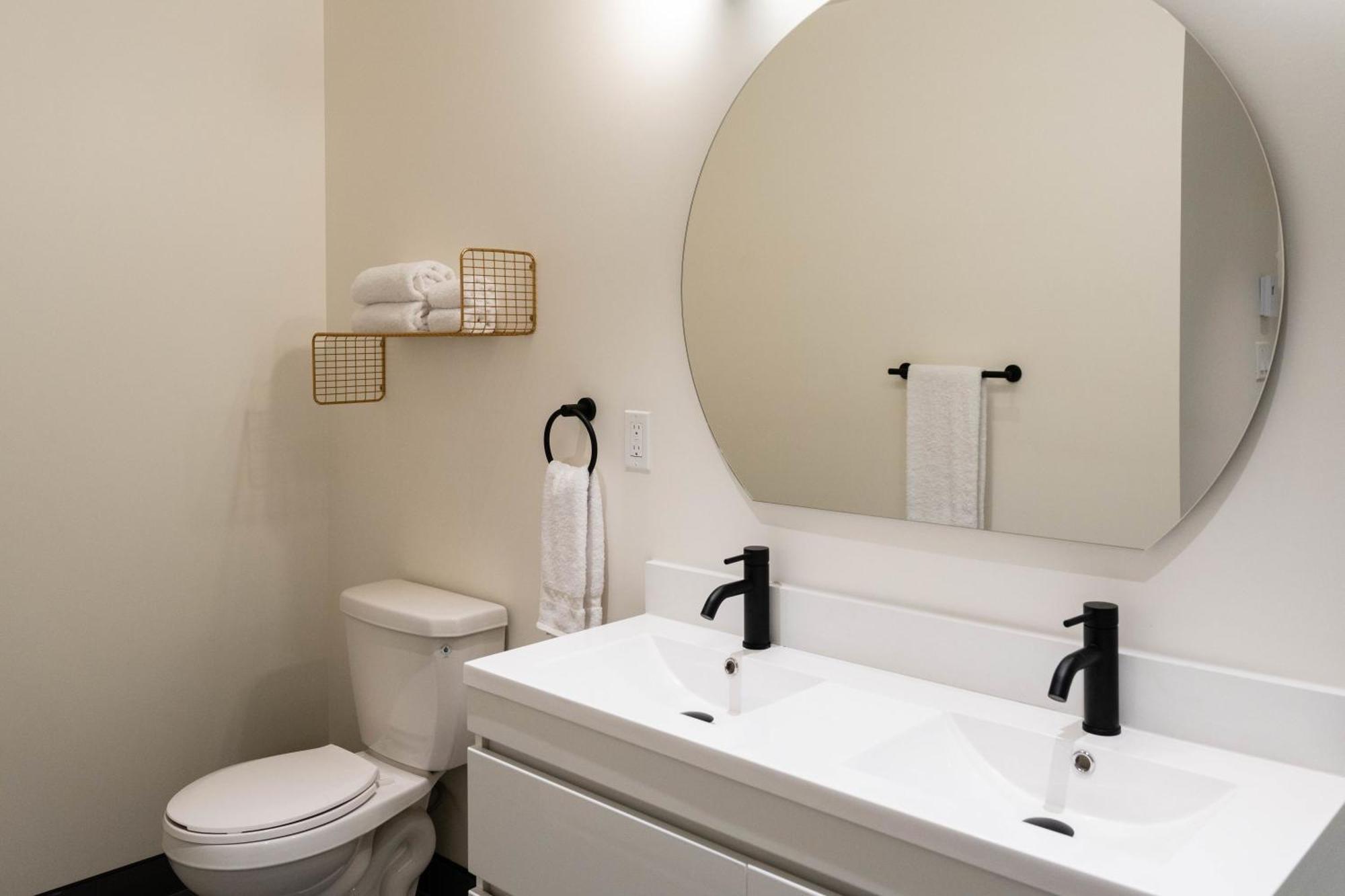 Maison Place Jacques-Cartier By Luxury In Transit Монреал Екстериор снимка